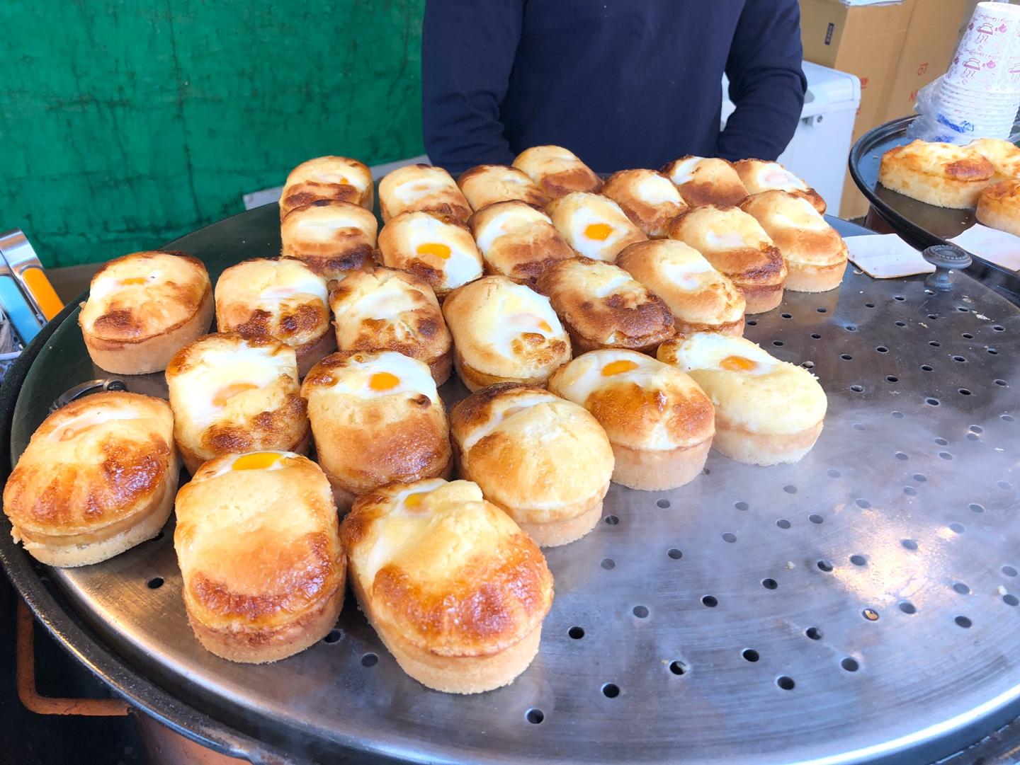 korea, hongdae, seoul, street food, korean food, travel, hongdae things to do, bungeoppang, fish-shaped pastry, fish cake, red bean bun, hoppang, korean bun, pizza, must eat, must try